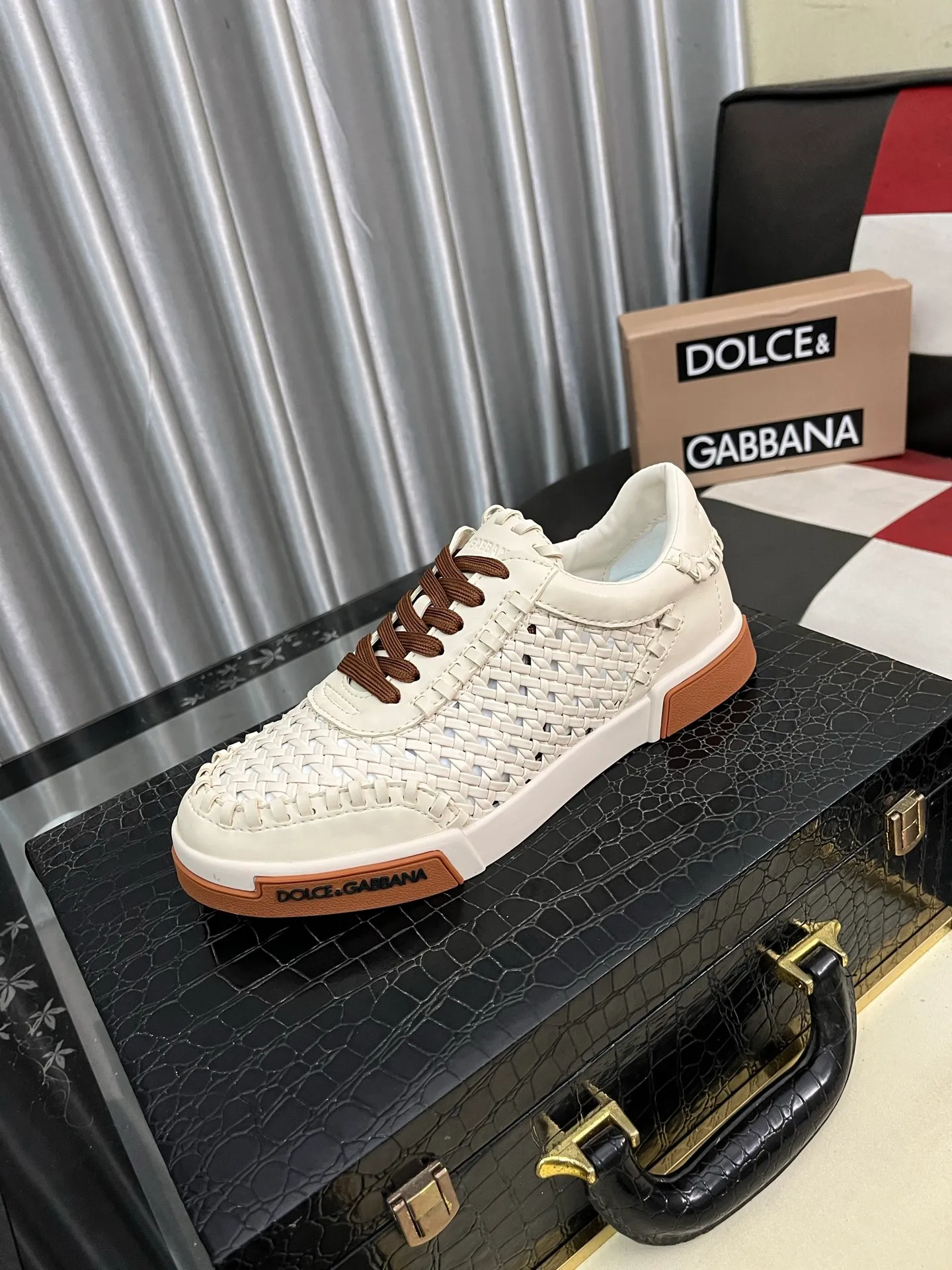Men's shoes 💰458⌚️⌚️DG's latest popular casual shoes 🔥🔥, the tongue has the brand's iconic details, and the combination of silk cowhide and cow suede enhances the style. Fashionable and versatile, it can complement any look. Create an exquisite design with unique dynamic vitality and modern atmosphere, showing modern elegance. Size: 38-463️⃣Colors available